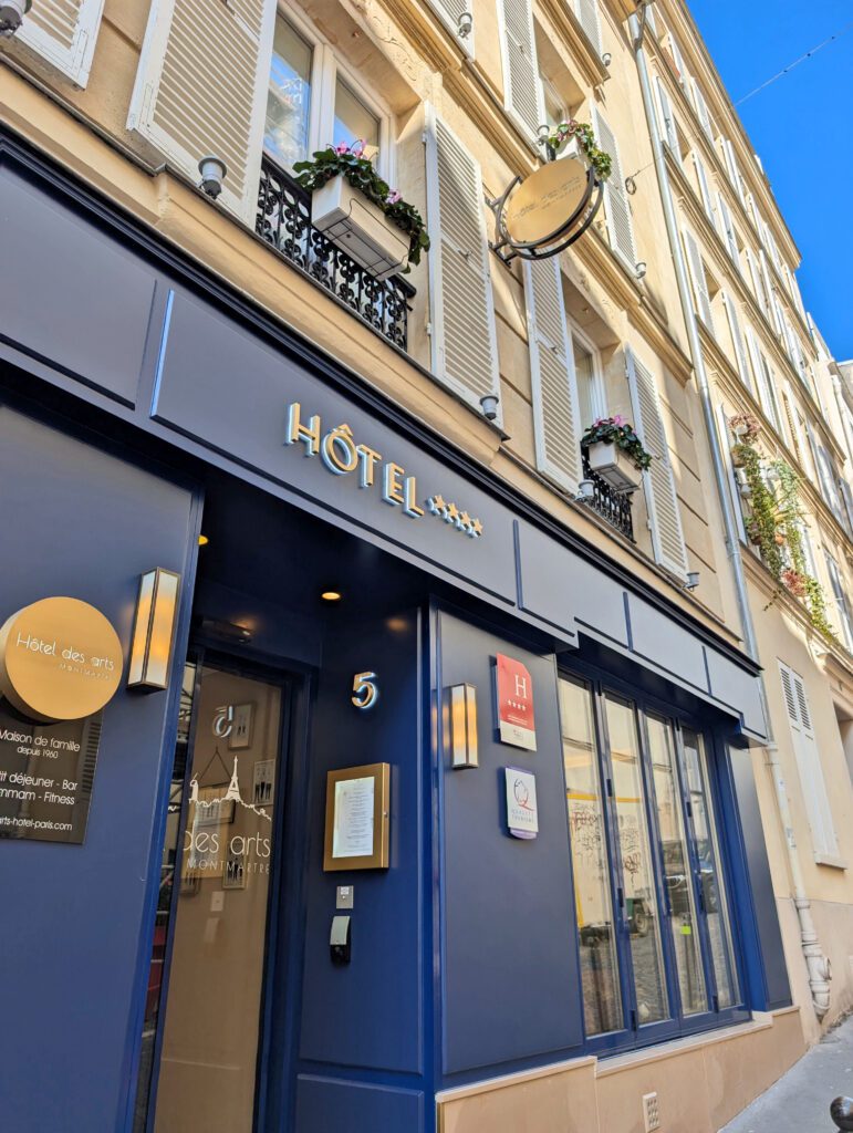 Façade à l'Hôtel des Arts à Paris