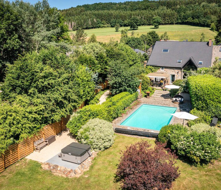 Piscine vue du ciel au Paddock Lodge à Stoumont