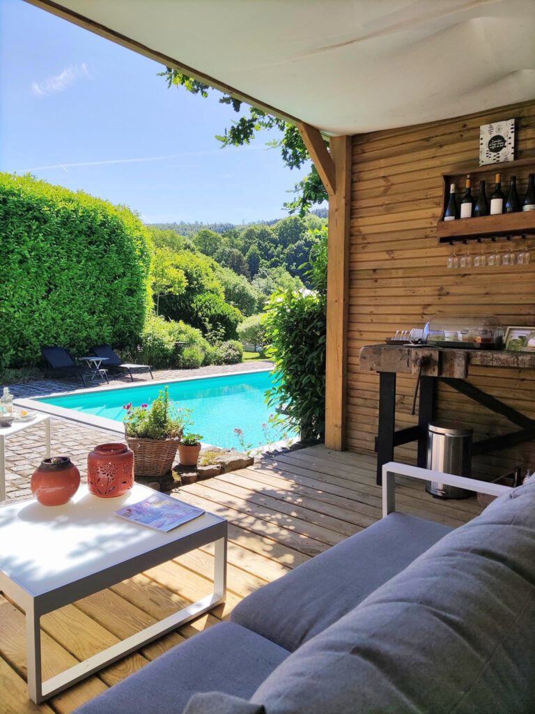 Piscine extérieure au Paddock Lodge à Stoumont