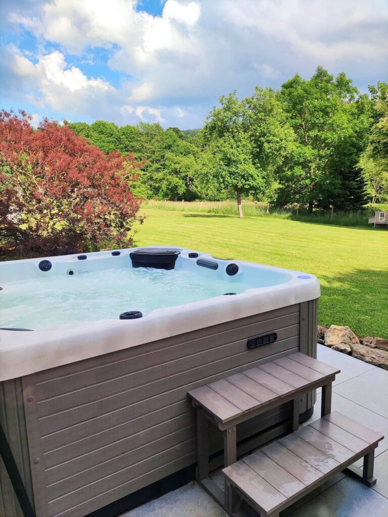 Jacuzzi extérieur au Paddock Lodge à Stoumont