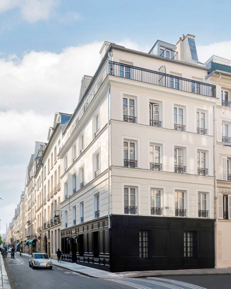 Façade de l'hôtel Saint-Louis-en-l'Isle près de Notre-Dame à Paris