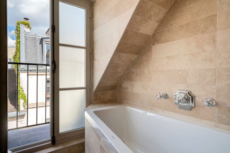 Baignoire avec vue de l'Hôtel Saint-Louis-en-l'Isle près de Notre-Dame à Paris
