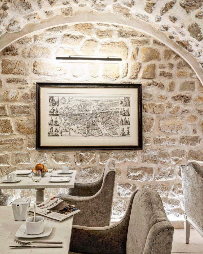 Salle de petit déjeuner de l'Hôtel Saint-Louis-en-l'Isle près de Notre-Dame à Paris