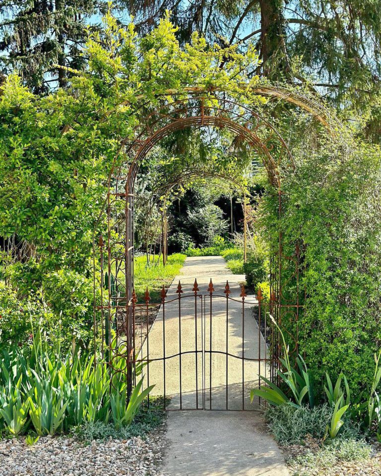 Petit passage menant au jardin à la Grande Maison LGM près de Disneyland Paris