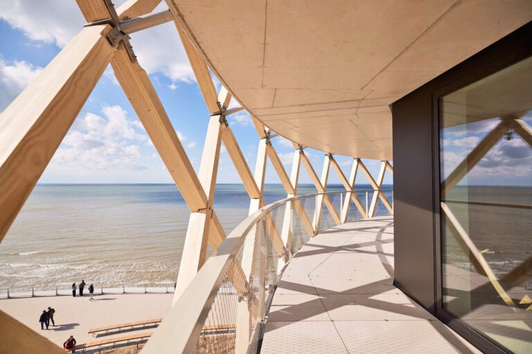 Balcon avec vue sur la plage au C-Hotels Silt à Middelkerke