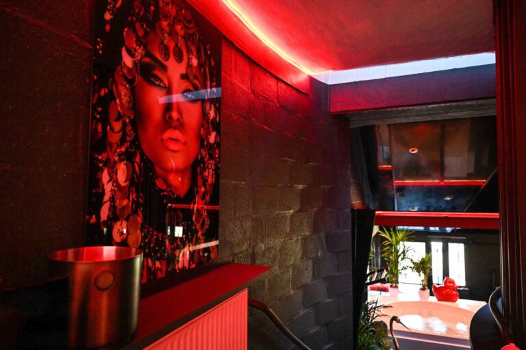 Escaliers illuminés de rouge au Cosy Corner Waterloo près de Bruxelles