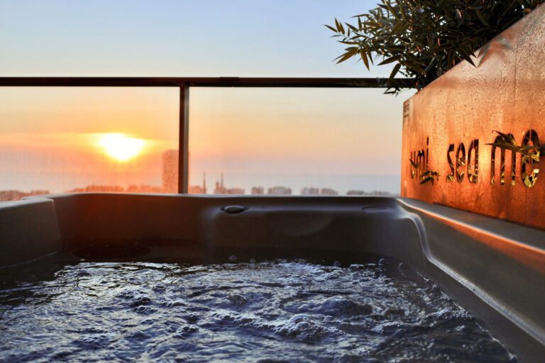 Jacuzzi extérieur sur la terrasse à Uminooz à Ostende