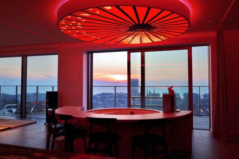 Jacuzzi intérieur avec vue à Uminooz à Ostende