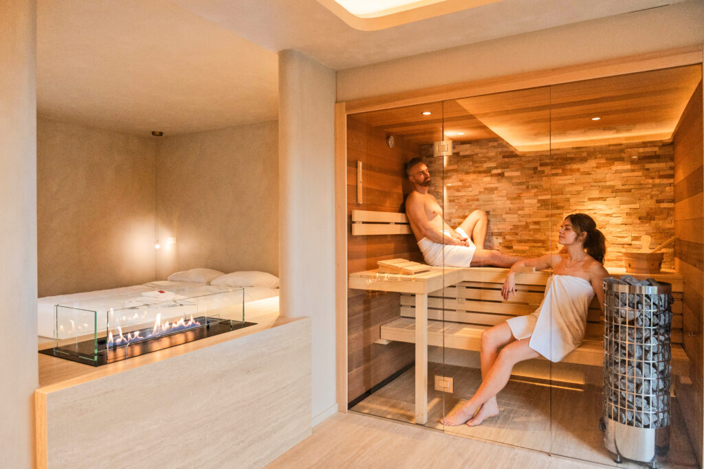 Sauna près du lit à Woodz Lodges près d'Hasselt