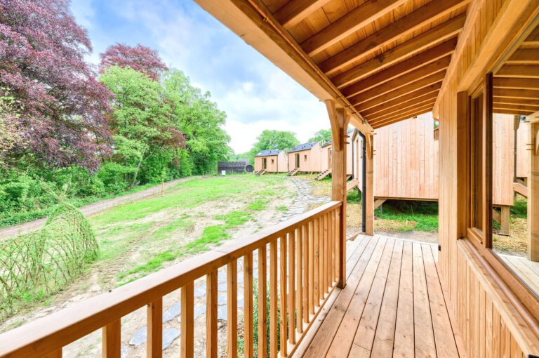 Terrasse avec vue sur la nature Cabanes Champêtres sur le Domaine des Trois Tilleuls à Villers-la-Ville