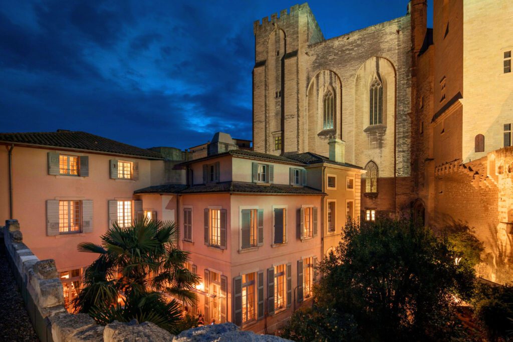 Vue de nuit sur le Palais des Papes à l'Hôtel La Mirande à Avignon