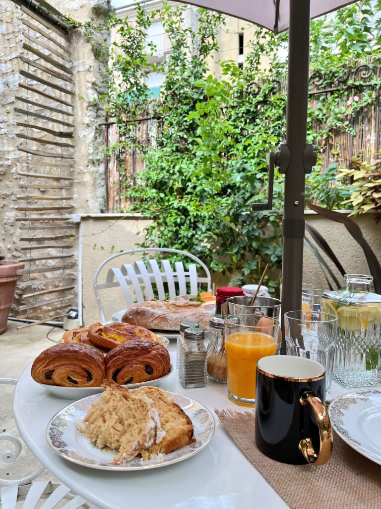 Petit déjeuner dans le patio au 215 Gambetta à Cavaillon