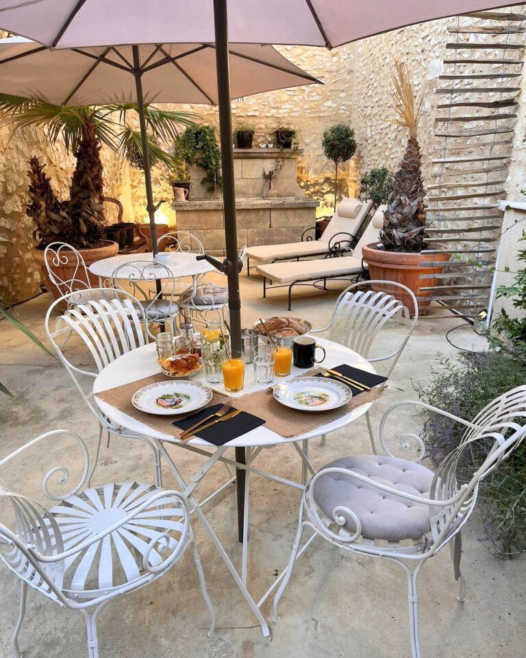 Petit déjeuner dans le patio au 215 Gambetta à Cavaillon