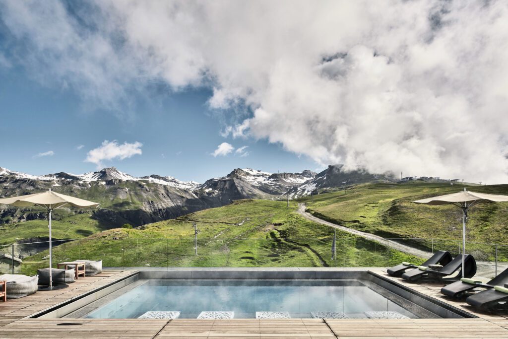 Piscine extérieure au Chetzeron au Crans Montana