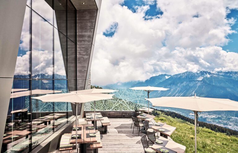 Terrasse ensoleillée au Chetzeron au Crans Montana