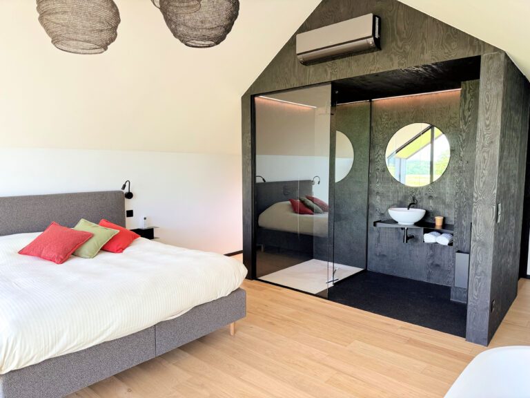 Chambre et salle de bain à Durbuy Insolite
