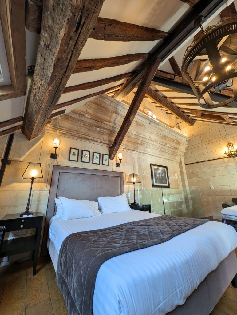 Chambre sous les toits lumineuse à l'Hôtel Le Presbytère à Paris