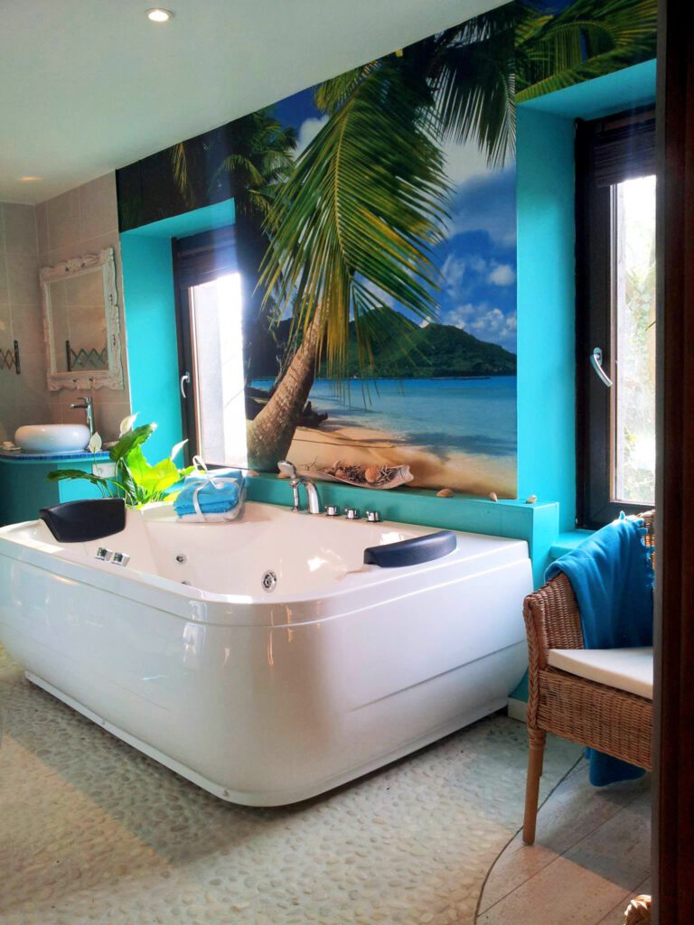 Baignoire balnéo du Loft Caraïbes à Terre Insolite