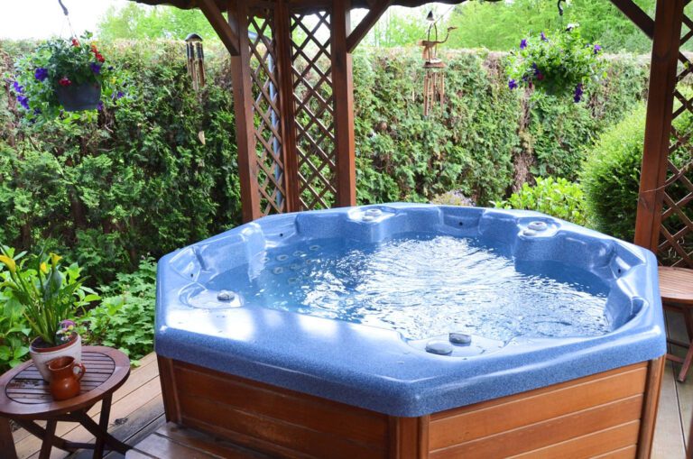 Jacuzzi extérieur à Terre Insolite