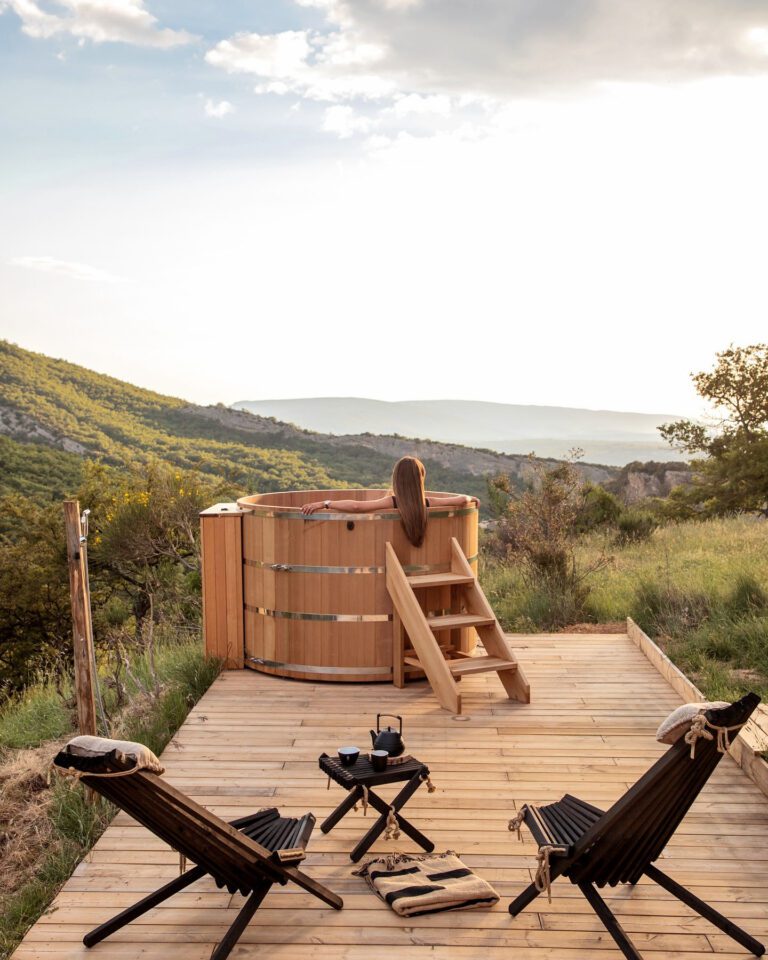 Bain nordique avec vue au Domaine du Castellas dans le Lubéron