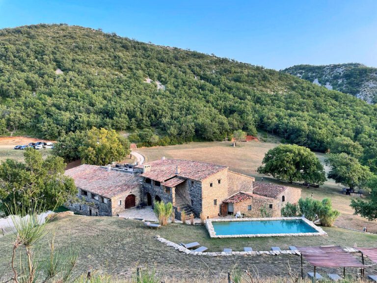Domaine du Castellas et sa piscine dans le Lubéron