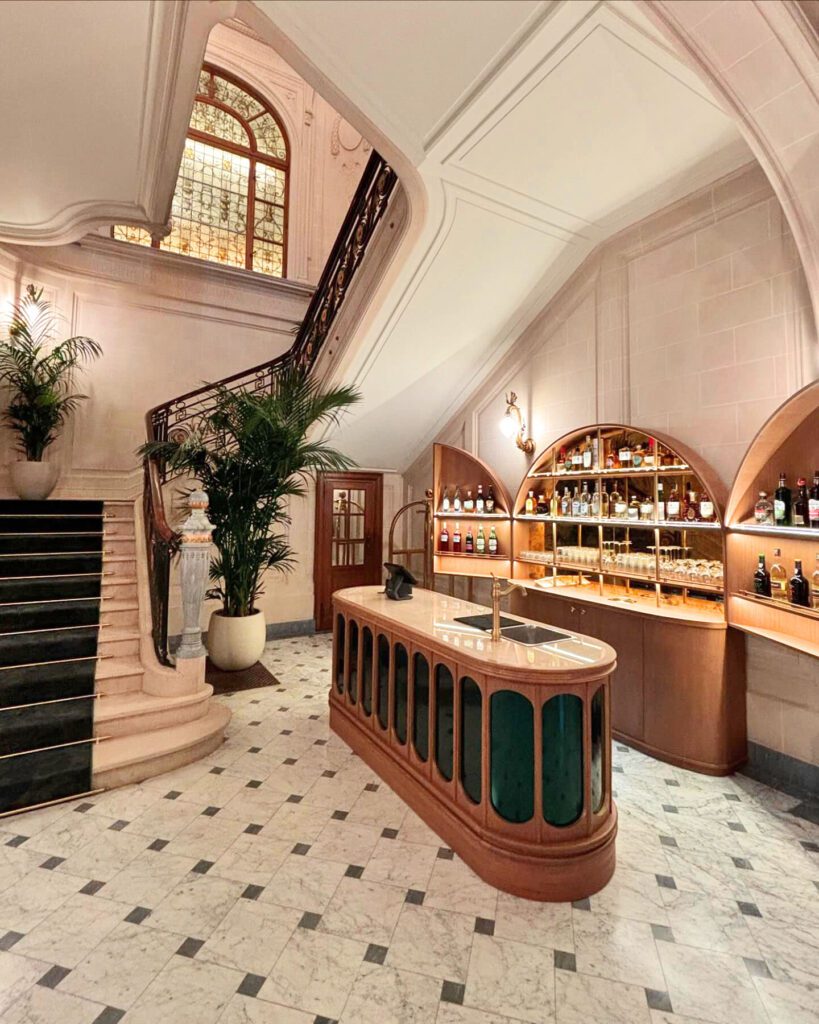 Bar et escaliers à l'Hôtel Fleur de Ville à Bruxelles