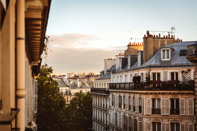 Vue sur les toits de Paris à HOY Paris Yoga Hôtel