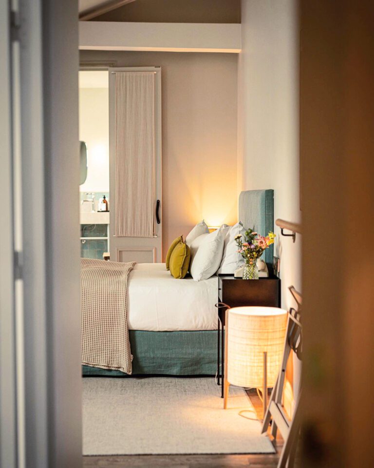 Vue sur la chambre à HOY Paris Yoga Hôtel