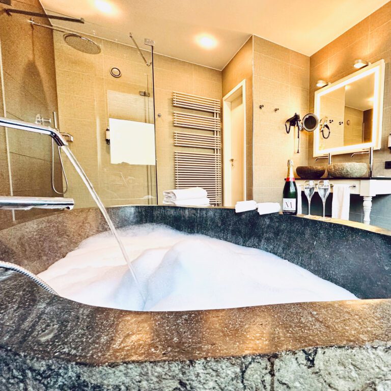 Baignoire en pierre au Clervaux Boutique Hotel