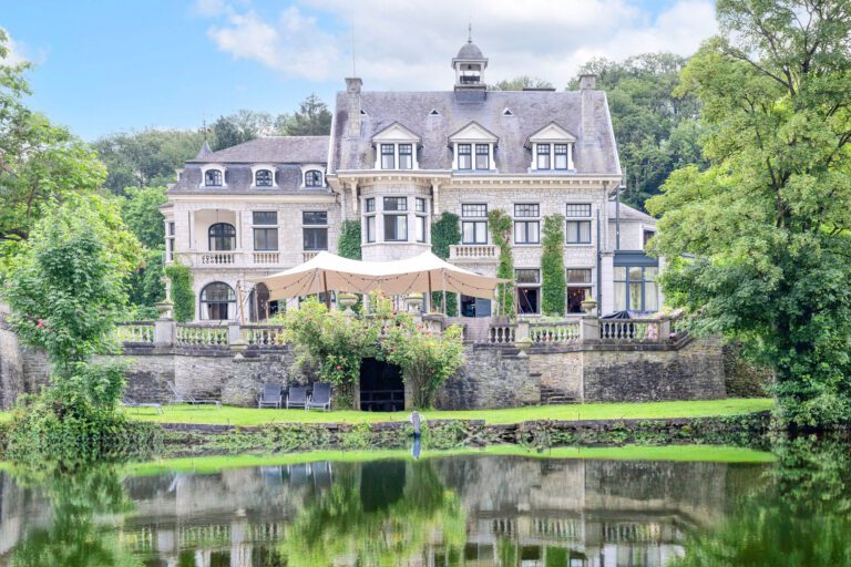 Hôtel Les Sorbiers au bord de l'eau près de Dinant
