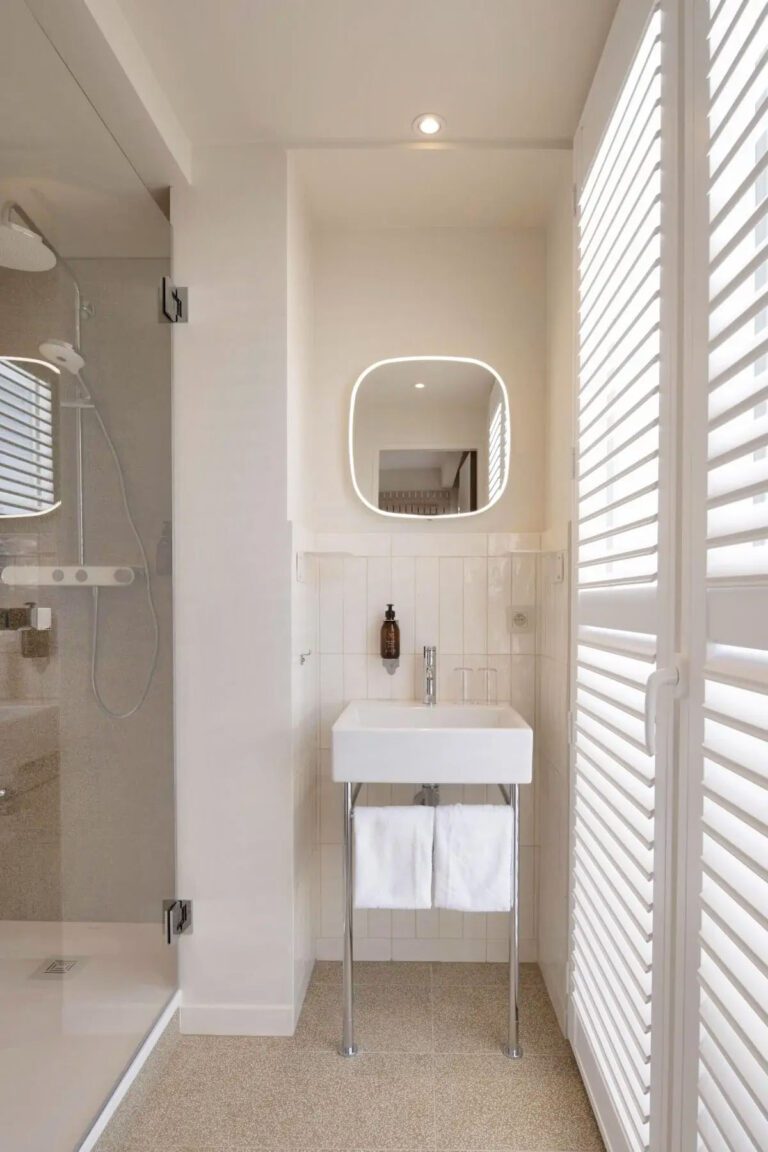 Salle de bain avec douche au Made in Catherine près de Bruxelles