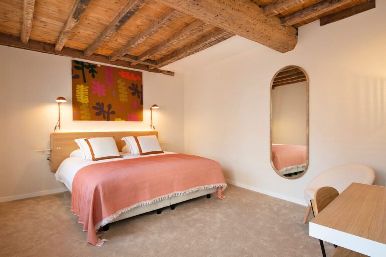 Chambre avec poutres apparentes au Made in Catherine près de Bruxelles