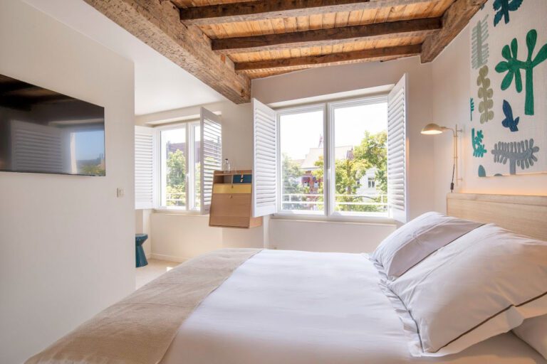 Chambre avec poutres apparentes au Made in Catherine près de Bruxelles