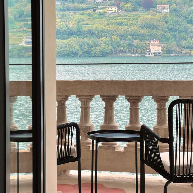 Terrasse avec vue sur le lac à la Villa Patria au bord du lac Lugano