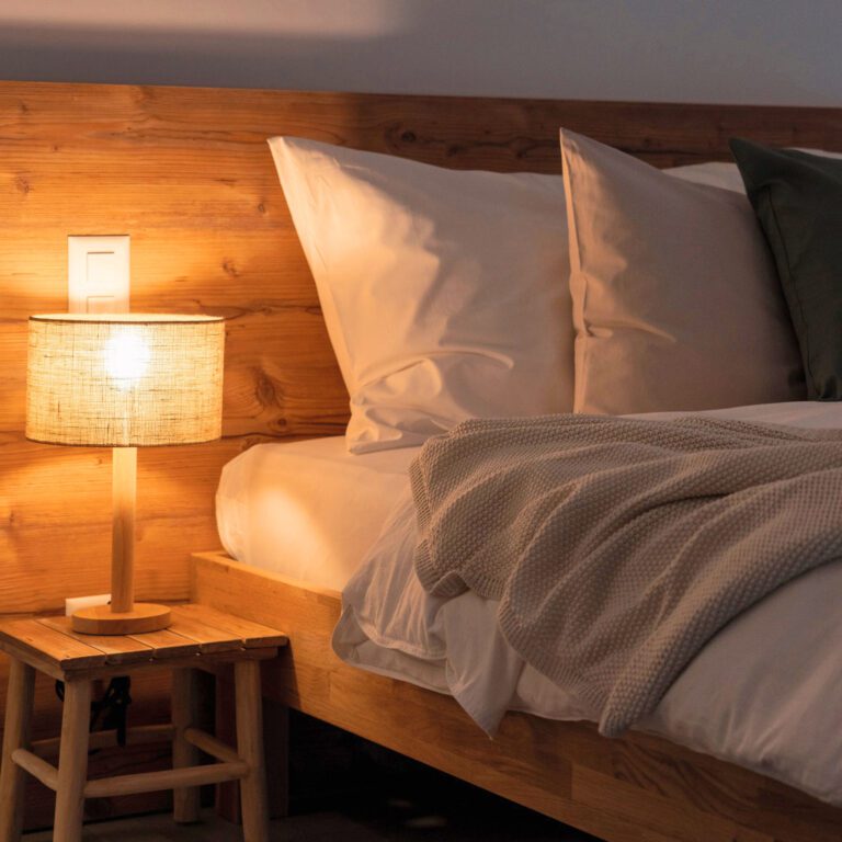 Lit confortable à la Villa Patria au bord du lac Lugano
