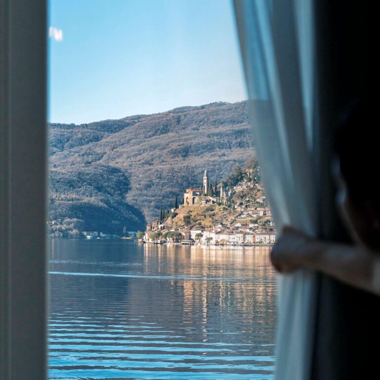 Vue sur Porto Ceresio à la Villa Patria au bord du lac Lugano
