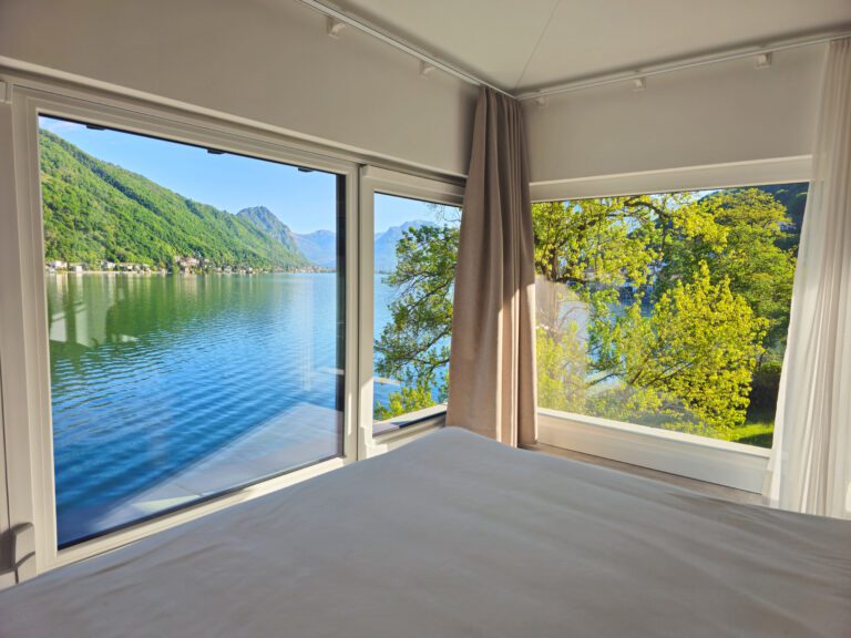 Vue sur le lac depuis le lit à la Villa Patria au bord du lac Lugano