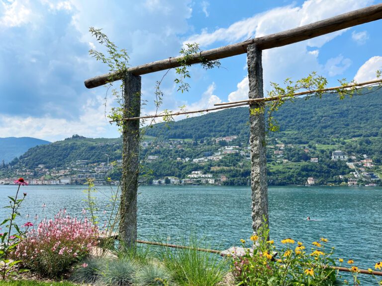 Jardin avec vue sur le lac à la Villa Patria au bord du lac Lugano