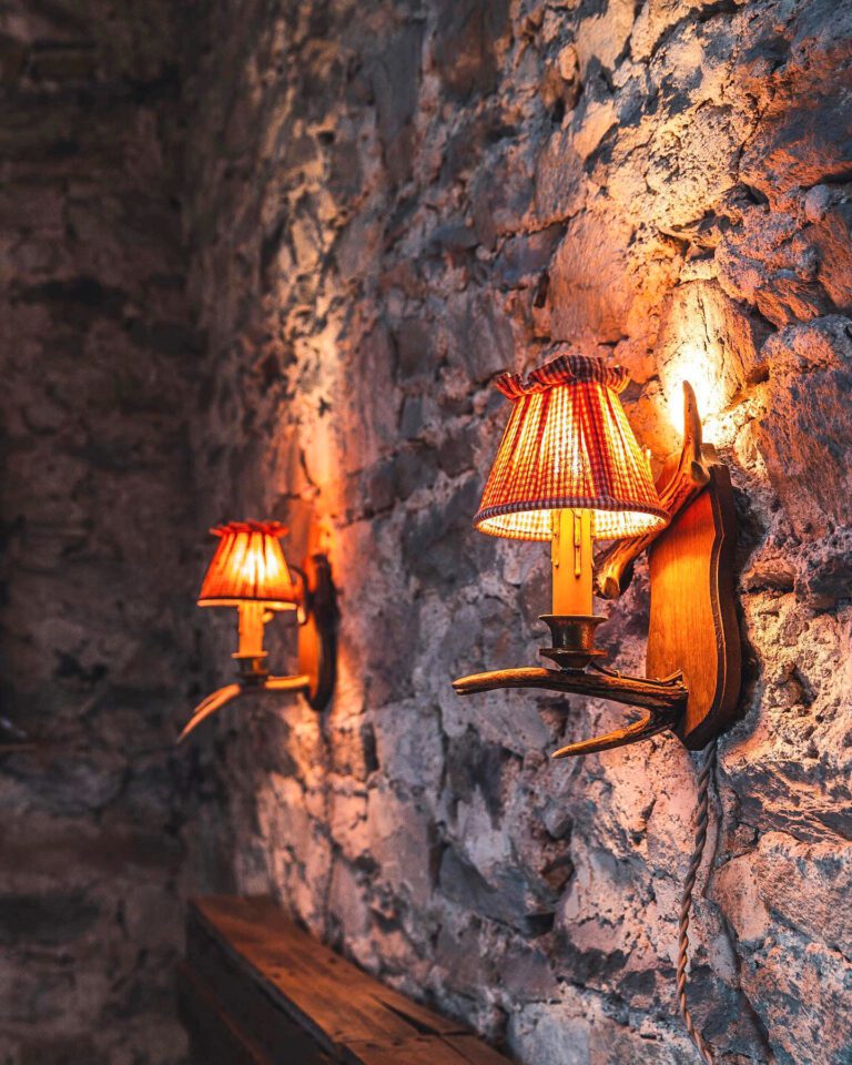 Luminaires originaux à la Chambre aux Bois au Château de Freux