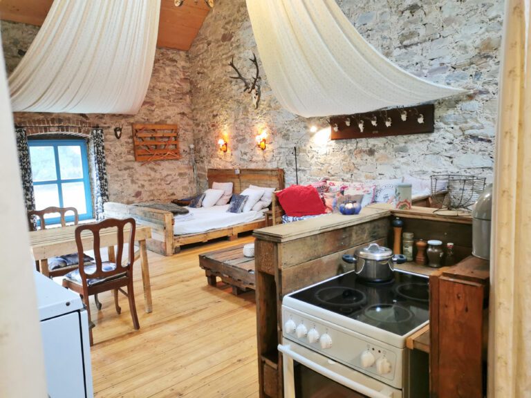 Vue sur la chambre depuis la kitchenette à la Chambre aux Bois au Château de Freux