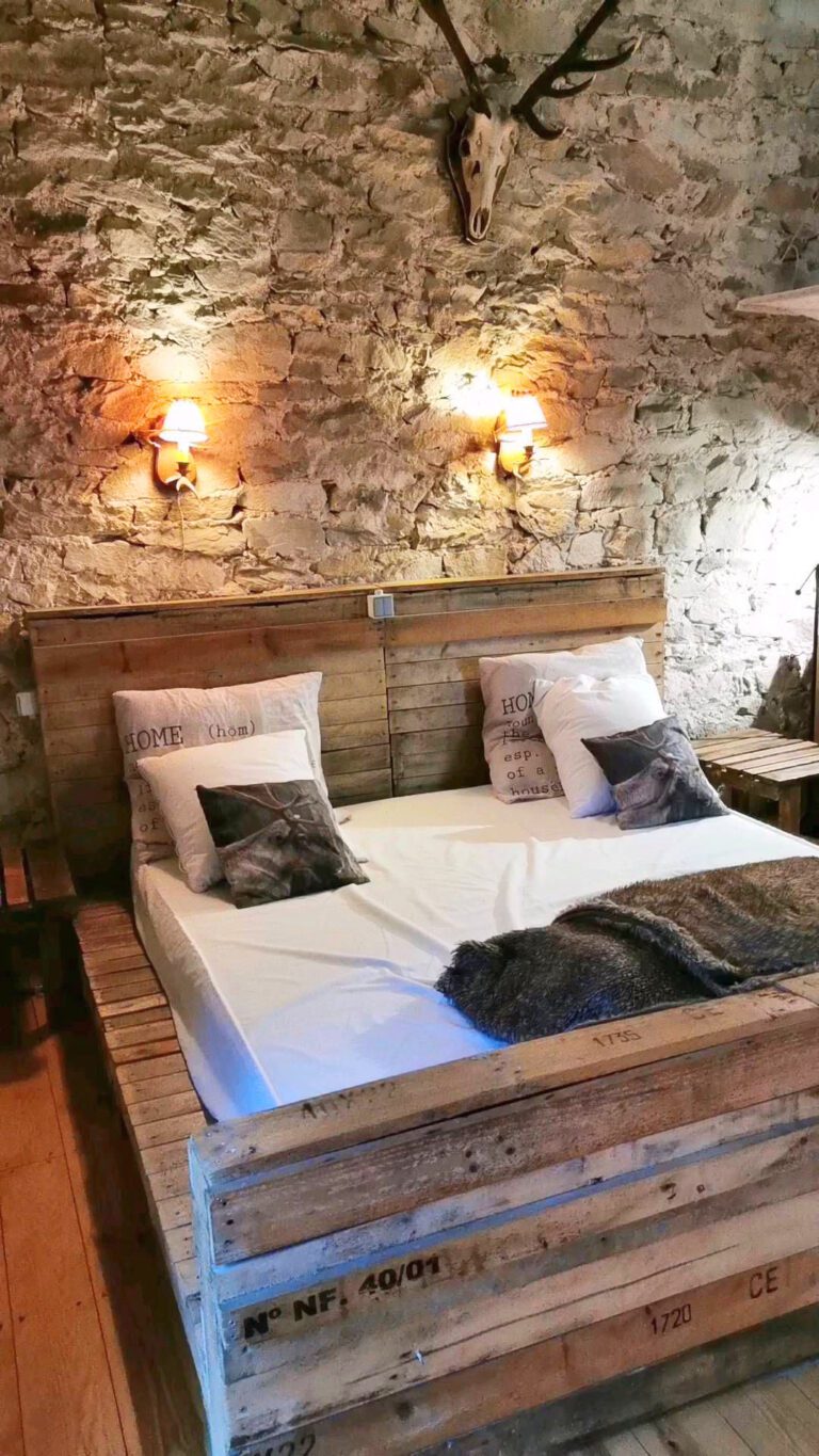 Lit comfortable à la Chambre aux Bois au Château de Freux