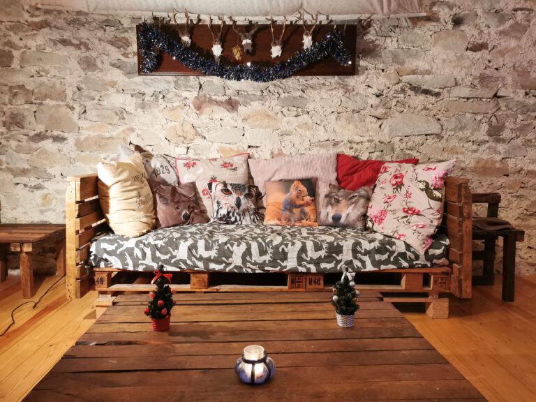 Canapé confortable à la Chambre aux Bois au Château de Freux