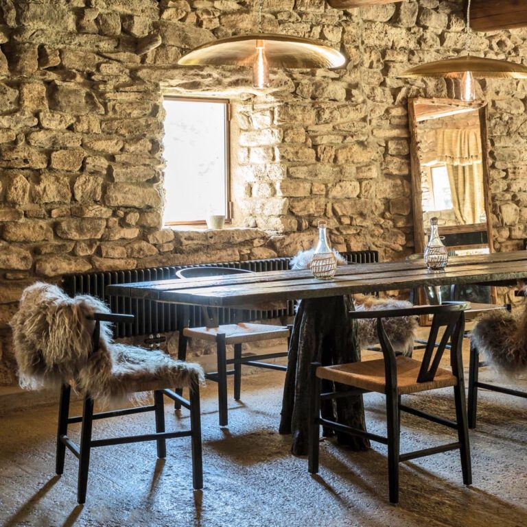Restaurant en vieilles pierres au Domaine du Castellas dans le Lubéron