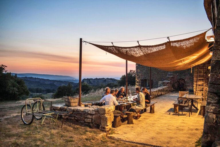 Terrasse au coucher du soleil au Domaine du Castellas dans le Lubéron