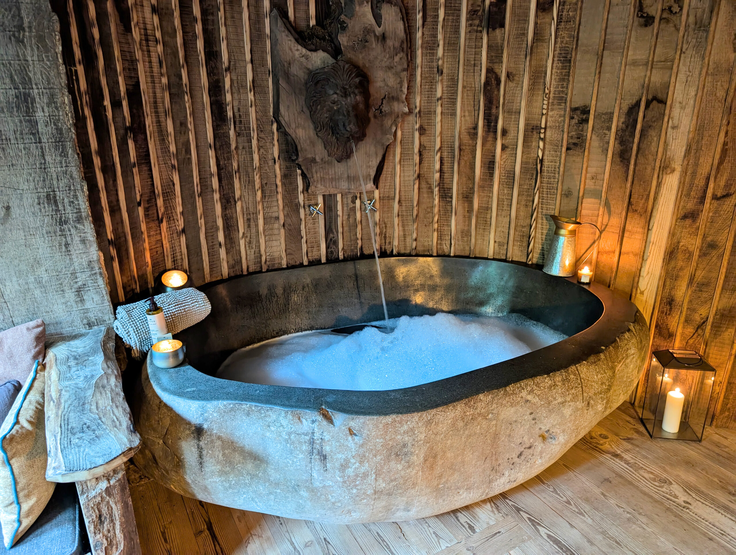 Baignoire en pierre aux Suites du Moulin