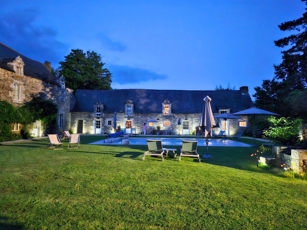 Manoir du Vau d'Arz de nuit près de Vannes