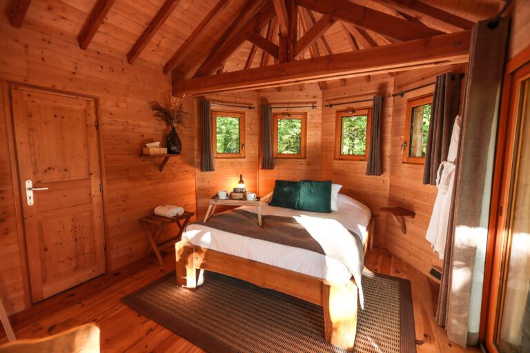 Chambre confortable aux Cabanes des Grands Reflets près de Belfort