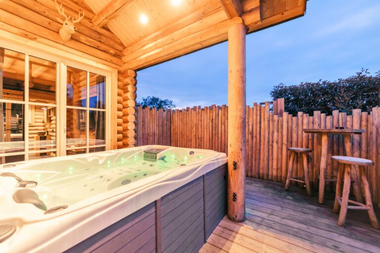 Jacuzzi sur la terrasse à Refugio à Aywaille