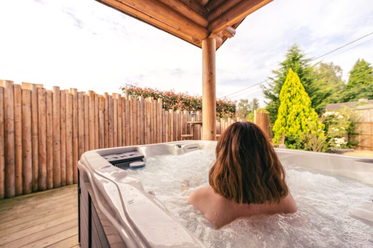 Jacuzzi sur la terrasse à Refugio à Aywaille