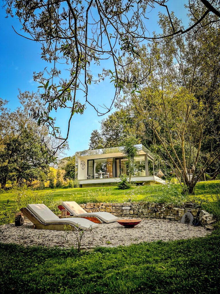 Transats dans le jardin aux Fées Miroir